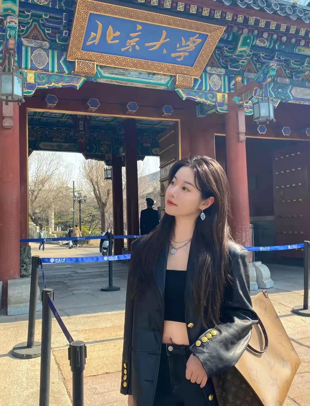 大学生照片女生生活照（浙江一名女孩火了）