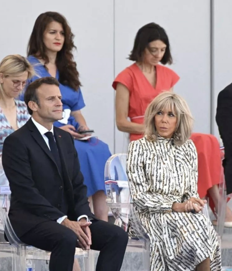 法国夫人顶“鸡窝头”亮相，穿印花裙同框老牌超模，气质不落下风