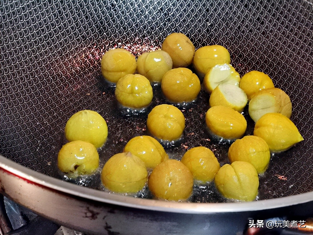 好吃到嗦手指头的南瓜、板栗围绕着排骨，就是香