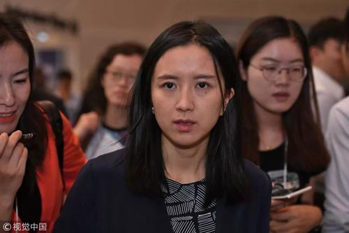 2004年胡玮炜从浙江大学城市学院新闻系毕业,跟那时大多数的年轻人一