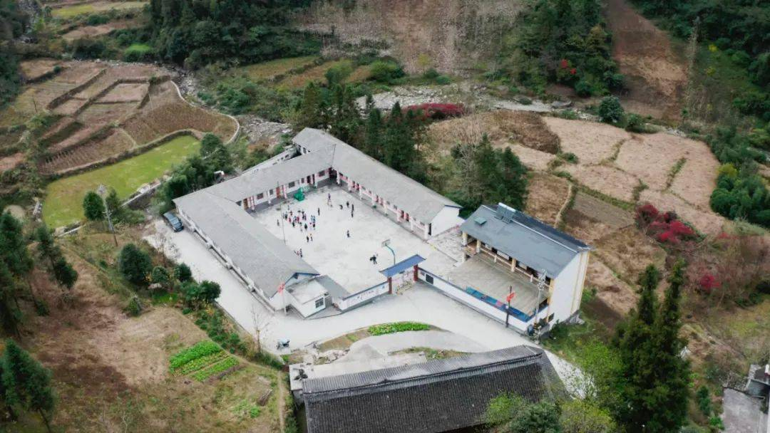 在山里，我们看到了一群翻越大山的读书娃
