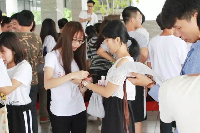 双胞胎姐妹同时考上大学，15年没买过新衣服，全穿亲友资助的旧装