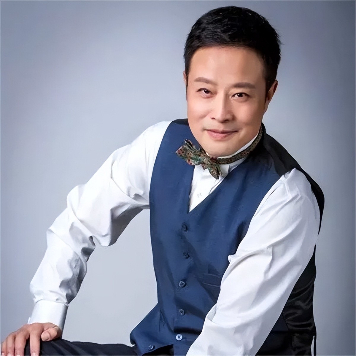 宋英杰妻子美丽能干，一双儿女呆萌可爱，一家四口羡煞旁人