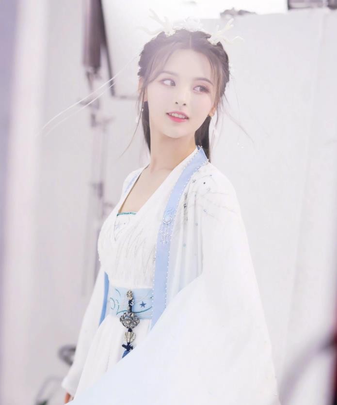 中传毕业科班出身，靠选秀搭档杨超越出道，后转行演戏屡遭吐槽