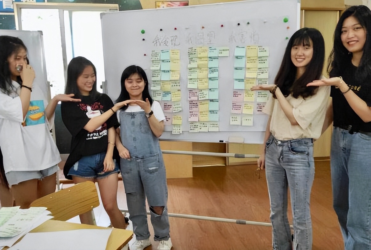 有种整容叫大学生放暑假，回村前后差距大，气质女神变成翠花