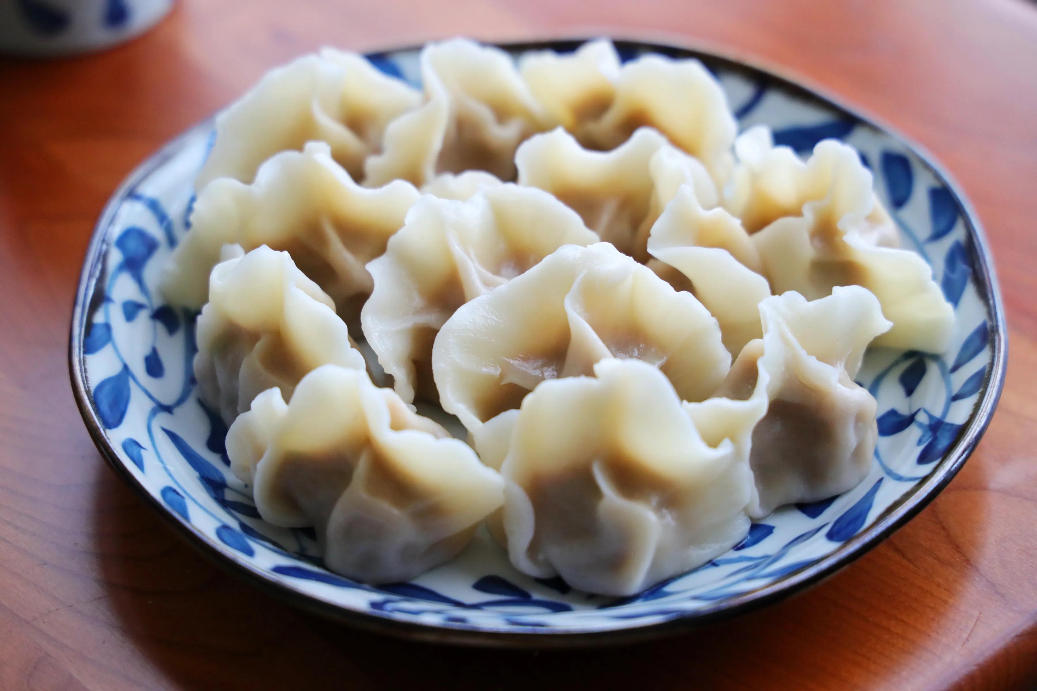 冬至要吃饺子，试试猪肉大葱饺子吧，看着非常精致，吃起来超香