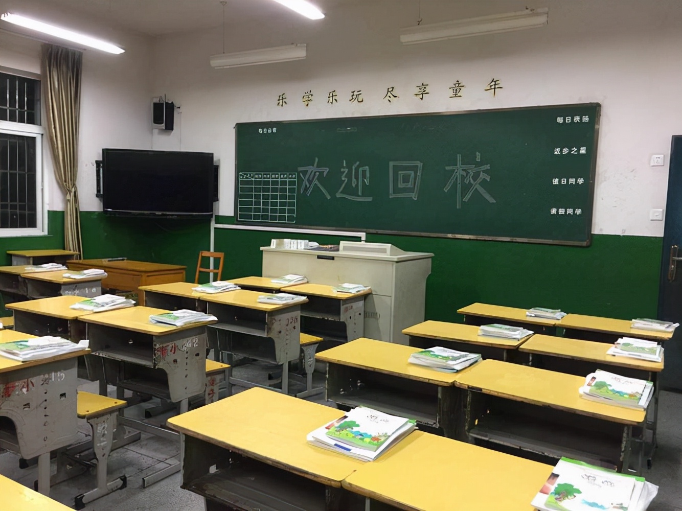 新学期座位如何定？按成绩不允许，按身高不公平，那就按关系分