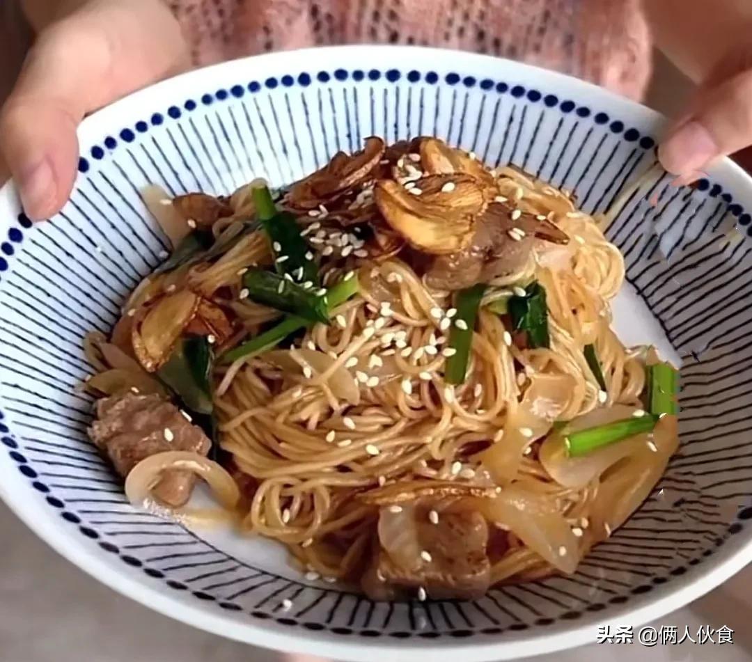 董洁晒牛肉炒面，引来5万网友点赞：耐心做饭的妈妈，样子很美