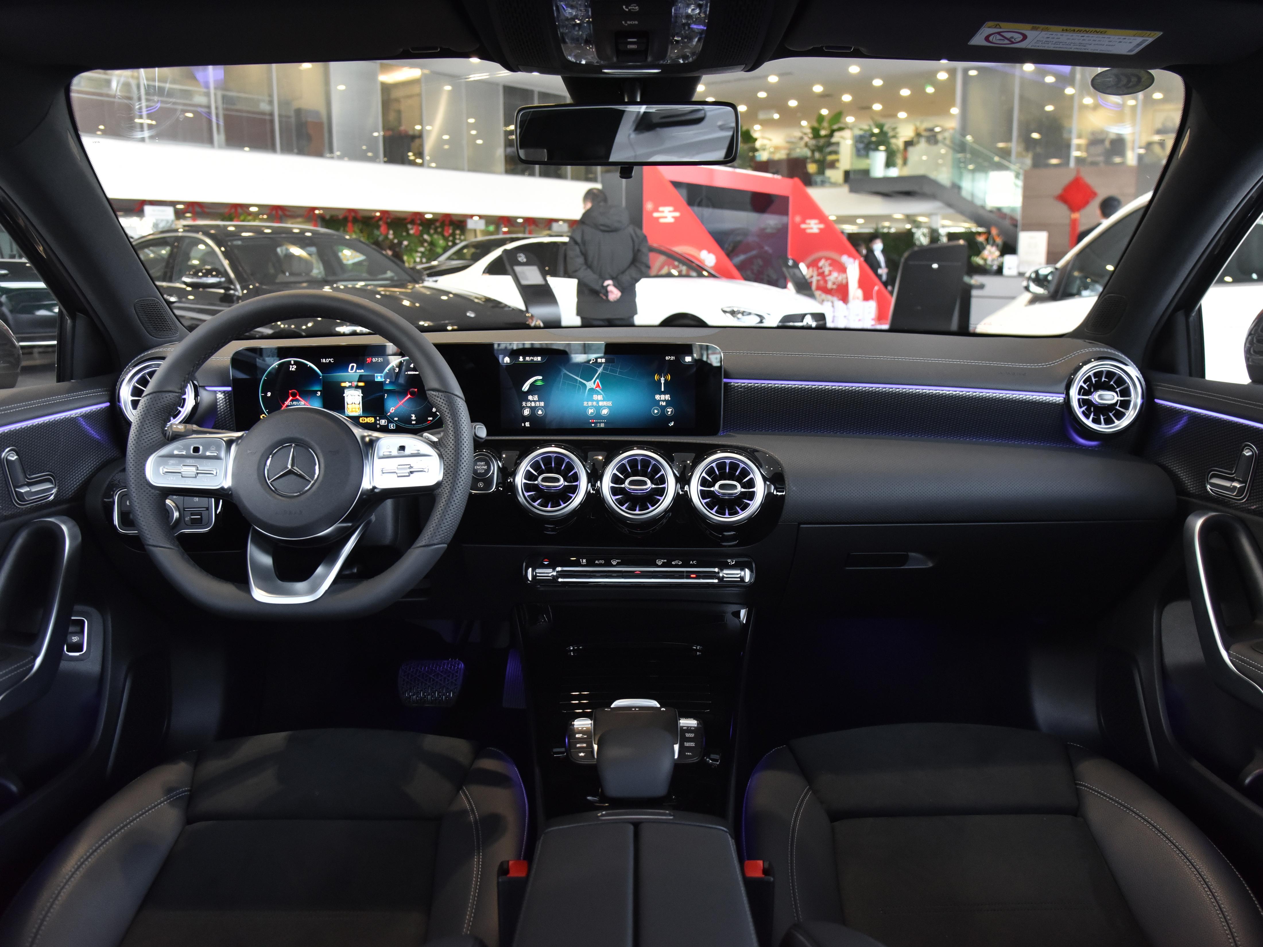 运动风格,17寸轮圈,内饰大屏幕,实拍奔驰a级