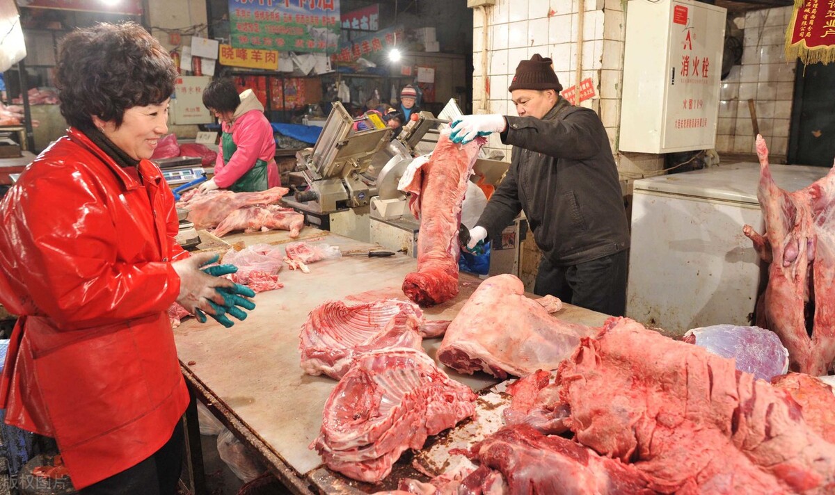 都是肉，为啥猪肉是摆着卖，牛羊肉却挂着卖？肉贩老板：猫腻不小