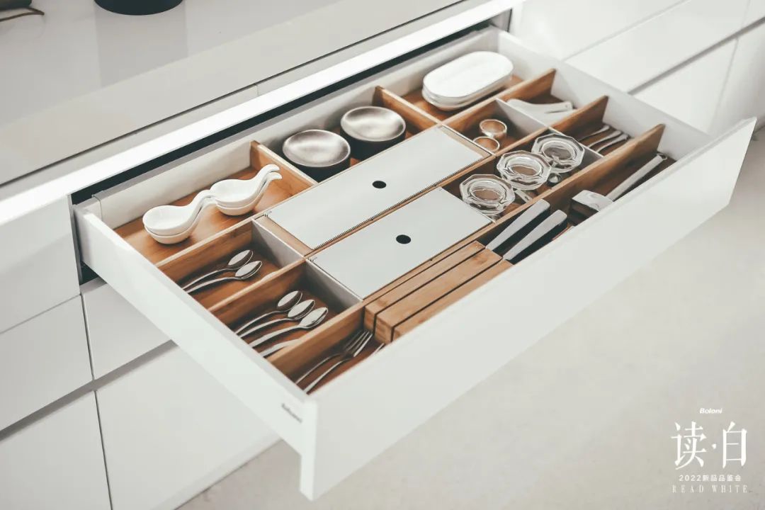 博洛尼发布“读·白”新品 给生活以自由底色
