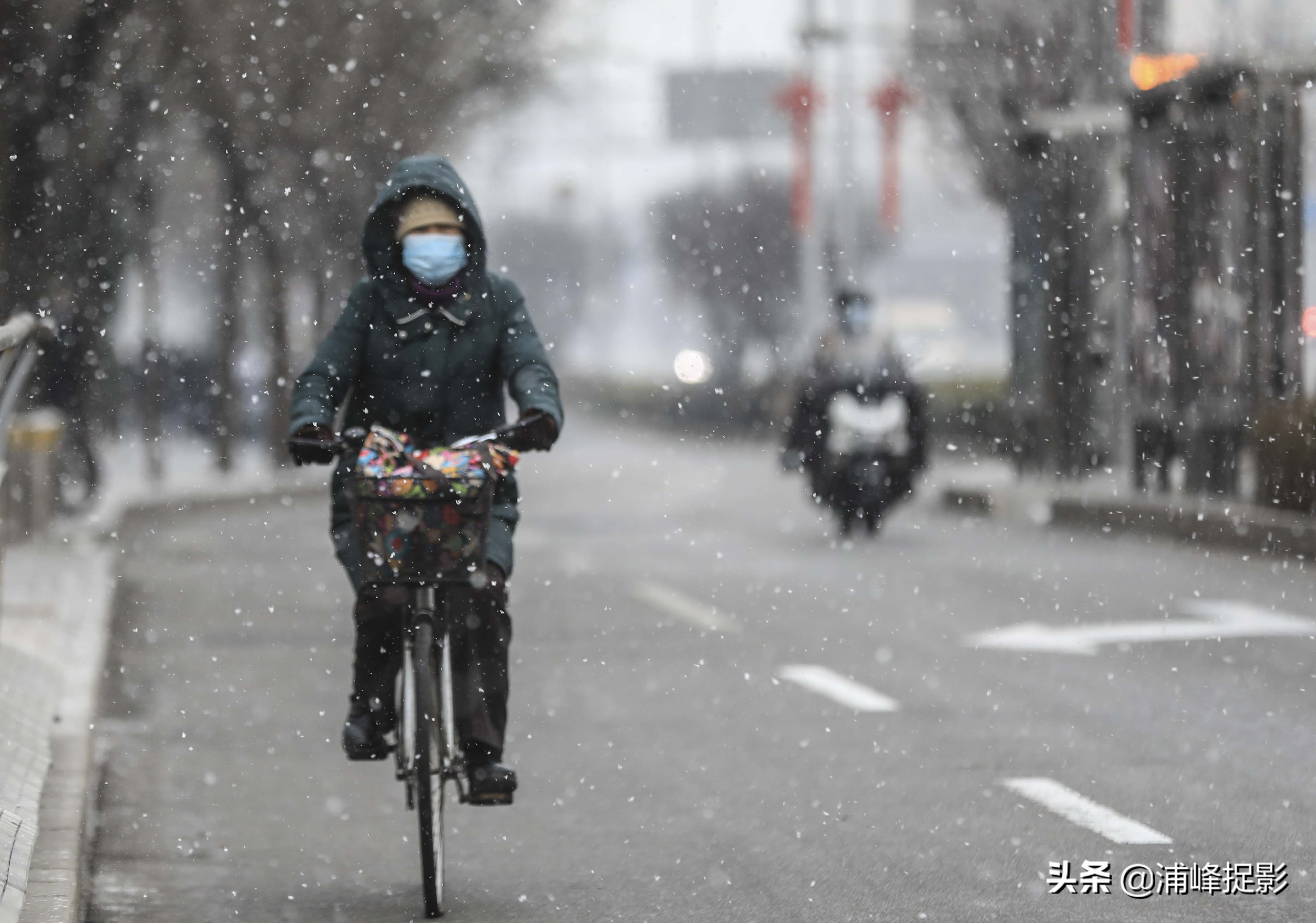 2022北京第二场雪，看到一双女生的漂亮皮鞋，黑的发亮