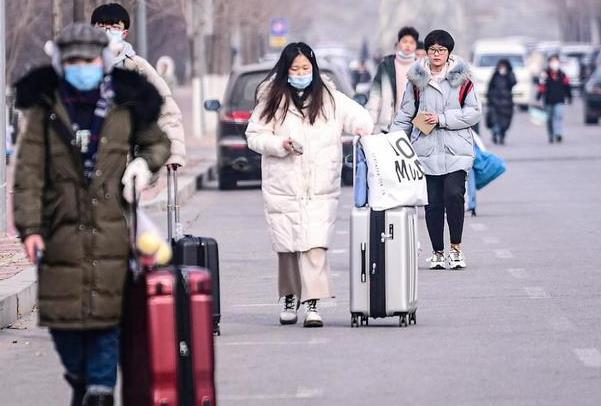 高校的“贴心”操作，将学生成绩单包邮到家，还附送挂科预警