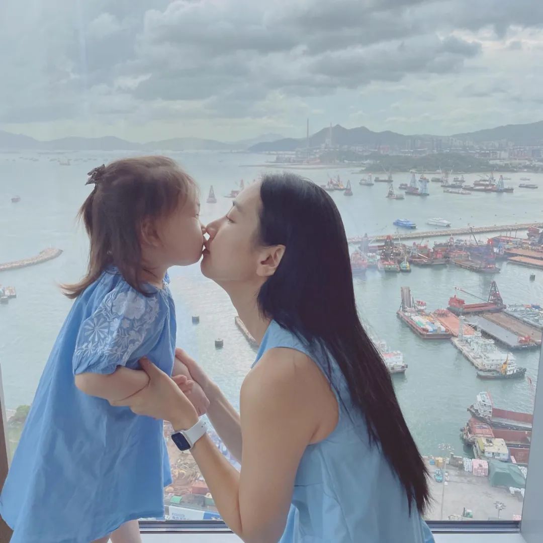 35岁歌手官宣三胎！巅峰期闪婚嫁初恋，神仙爱情感动网友：要幸福