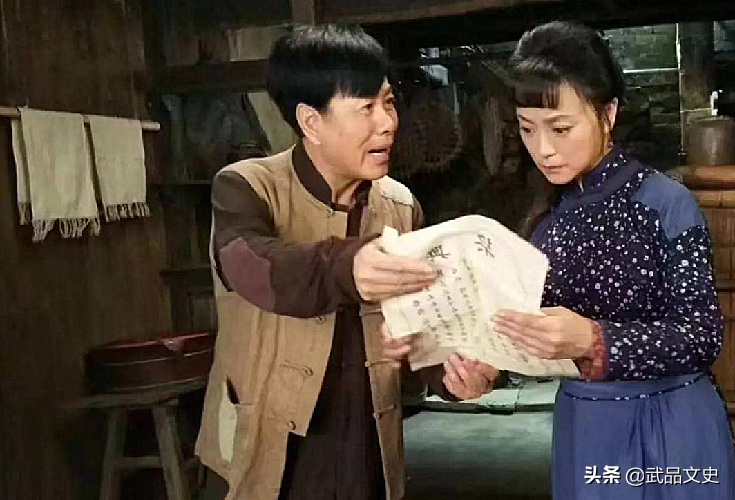 俗语：“窗户再大不是门，女人再强不是人”，看似骂人，实则夸人