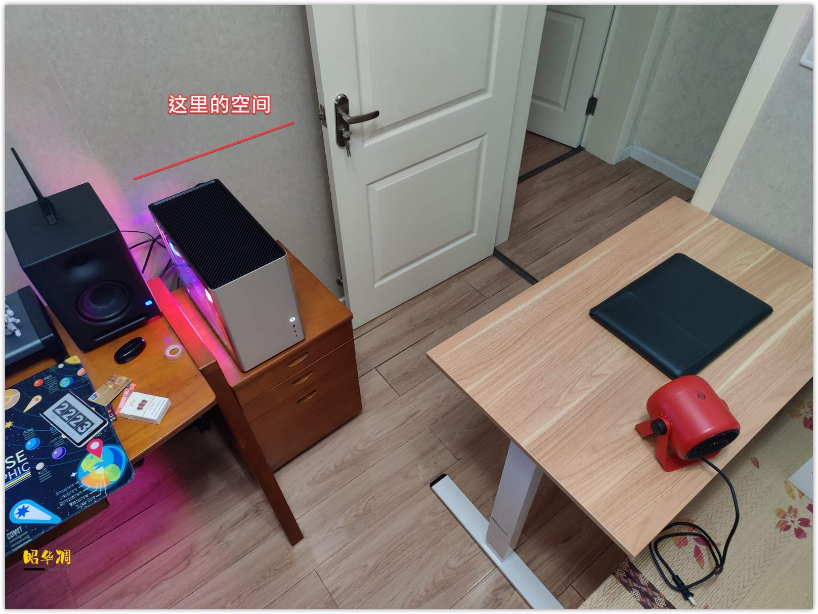 桌面改造 2.0，兼顾生产力与娱乐性的一体化空间