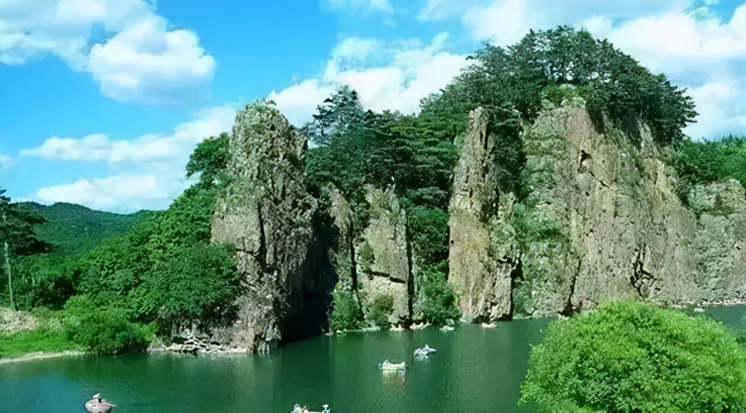 丹东市的“人间仙境”，拥有第一大瀑布，是休闲度假的好去处