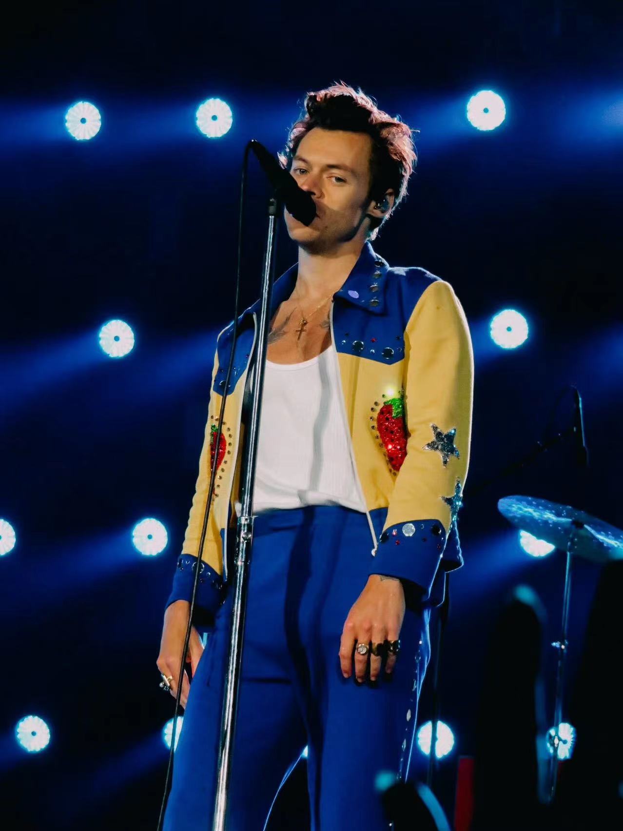 著名歌手“哈卷”台上演出，歌迷意外从三楼坠落，奇迹般只是轻伤