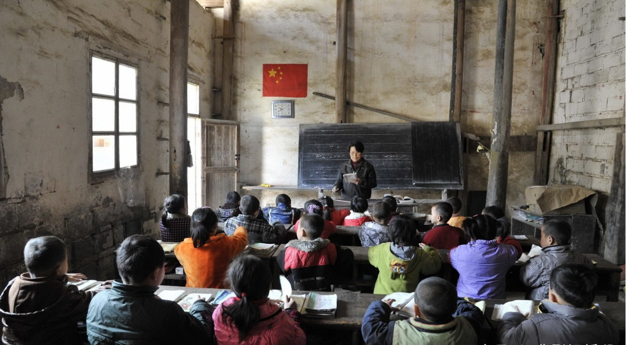 母亲精神病，弟弟脑瘫，安徽25岁女孩每天搂着弟弟睡觉，如今怎样