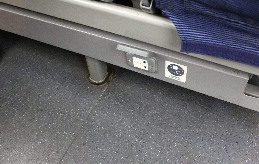高铁二等座插座位置示意图(春运即将开始,你知道高铁上的充电口都藏在