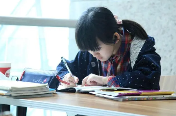 高中班主任直言：从教30余年发现，有后劲的学生往往是这3类