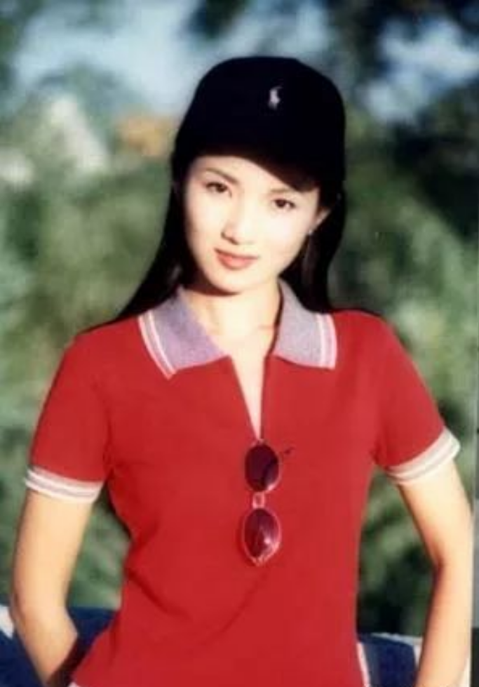 管彤：26岁进央视，41岁结婚，42岁当高龄产妇，今51岁被宠成公主