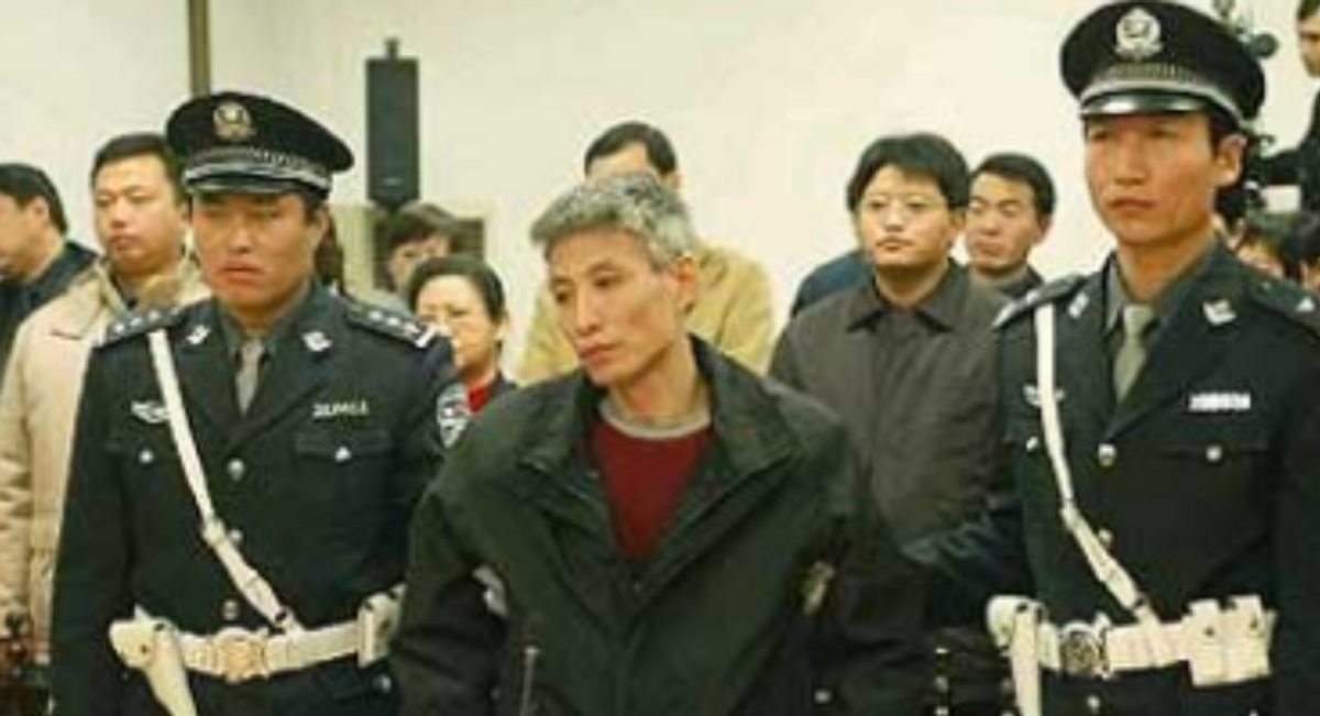 2003年刘涌执行死刑前，喝了一口白酒，让妻子在脚镣处塞了1元钱