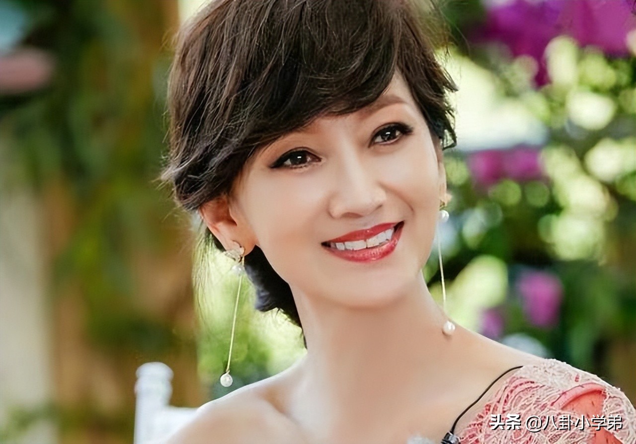 “不老女神”跌落神坛，年过50岁装少女，整容P图一个比一个厉害