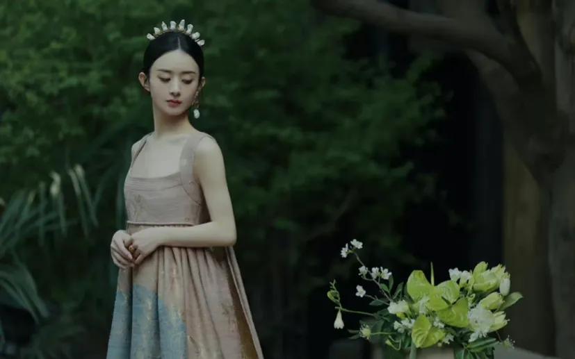 赵丽颖时尚芭莎新照出炉，颖宝非常有气场