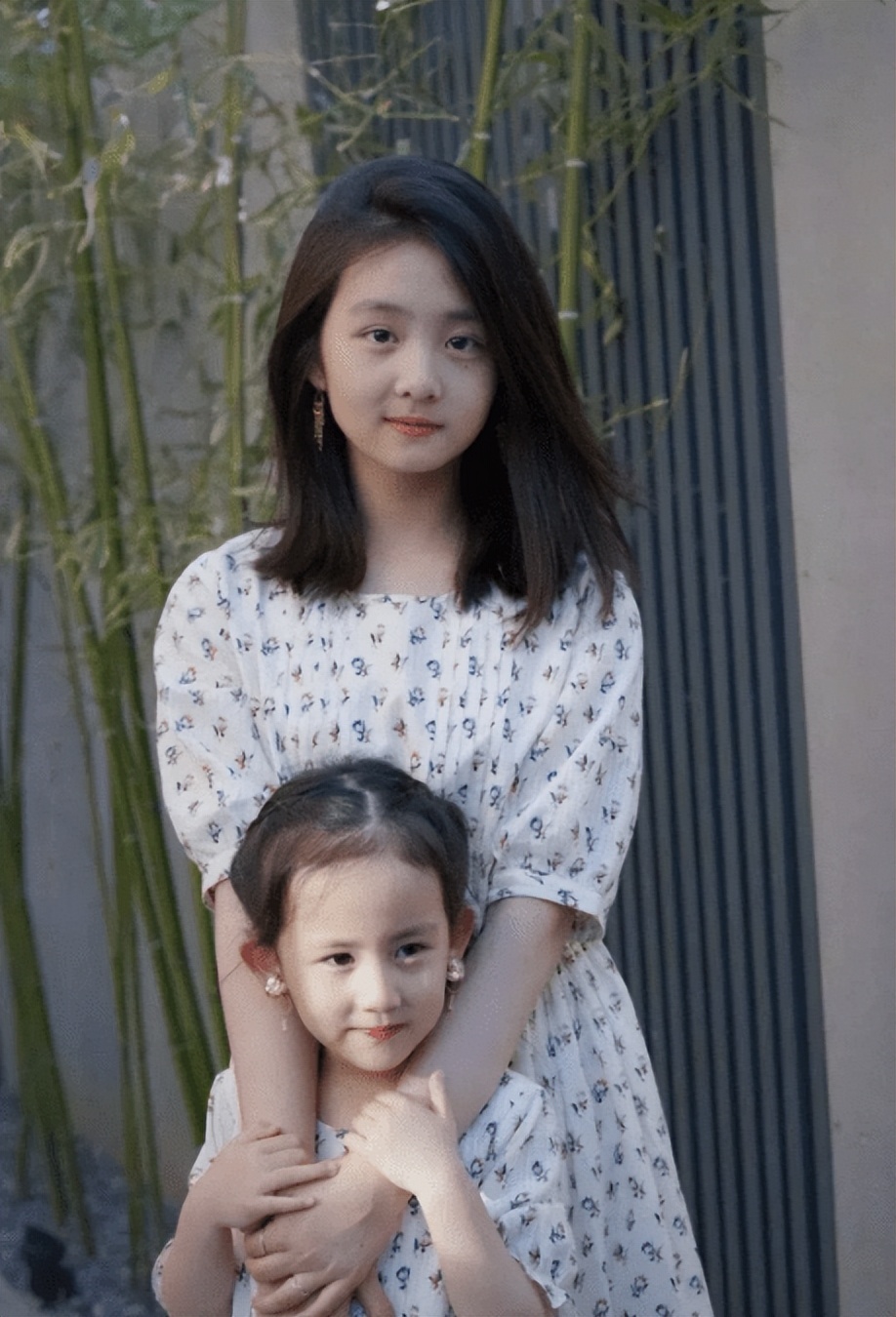 黄磊夫妇太开明了！带8岁女儿去烫发，妹妹秀新发型比多多还臭美