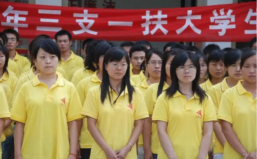 关晓彤考编成功，鹿少三进三出均遗憾落榜，为啥明星也钟爱铁饭碗