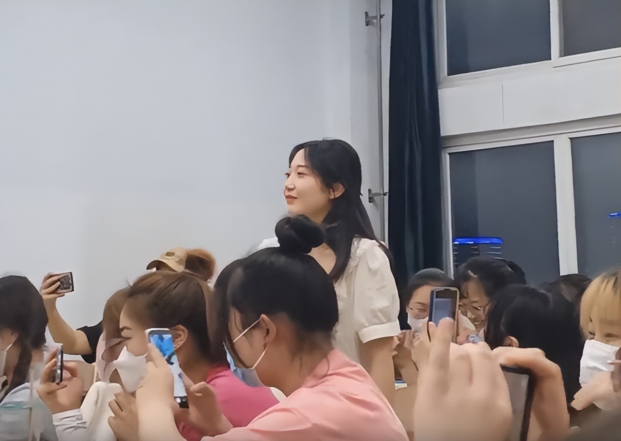 大学生手捧鲜花向心仪女生表白，引众人围观，温柔亲吻获网友点赞