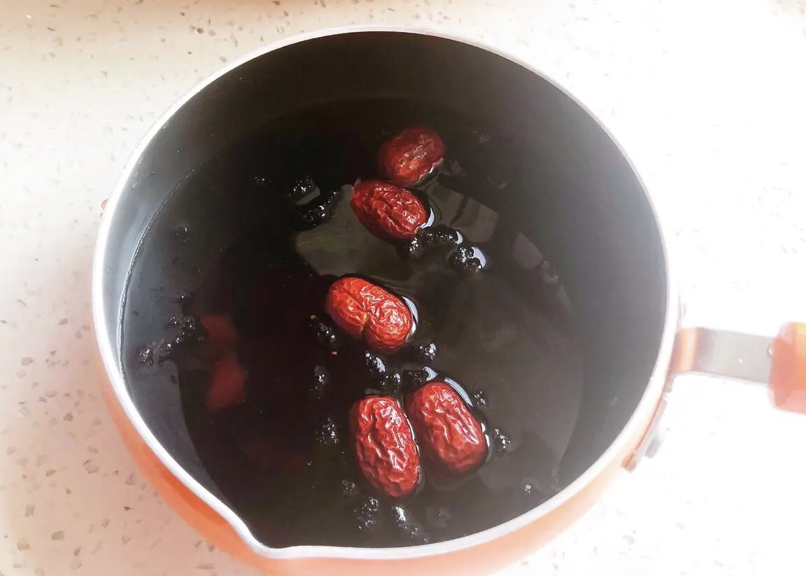 女人30岁以后，这4菜3果要多吃，富含“花青素”，常吃皮肤显年轻