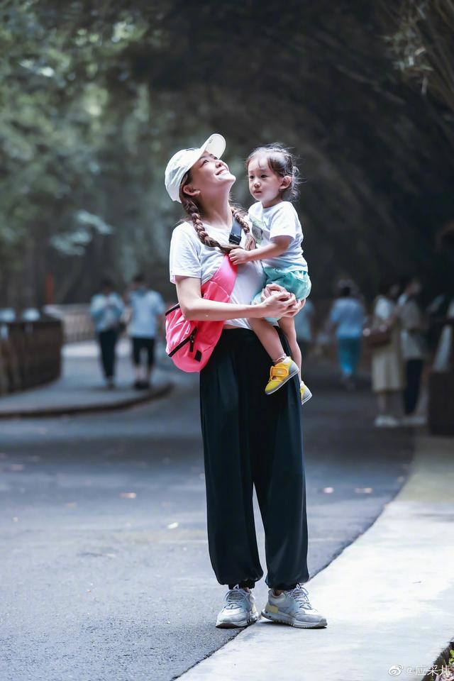 应采儿和孩子们快乐出游应采儿二宝太可爱被网友错认成女儿