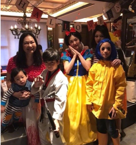 小S和贾静雯相约做足底按摩，俩辣妈各生3个女儿，大谈育儿经