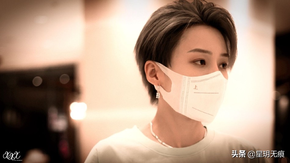 刘雨昕《街舞5》下班路透低调清爽 银灰新发色个性亮眼