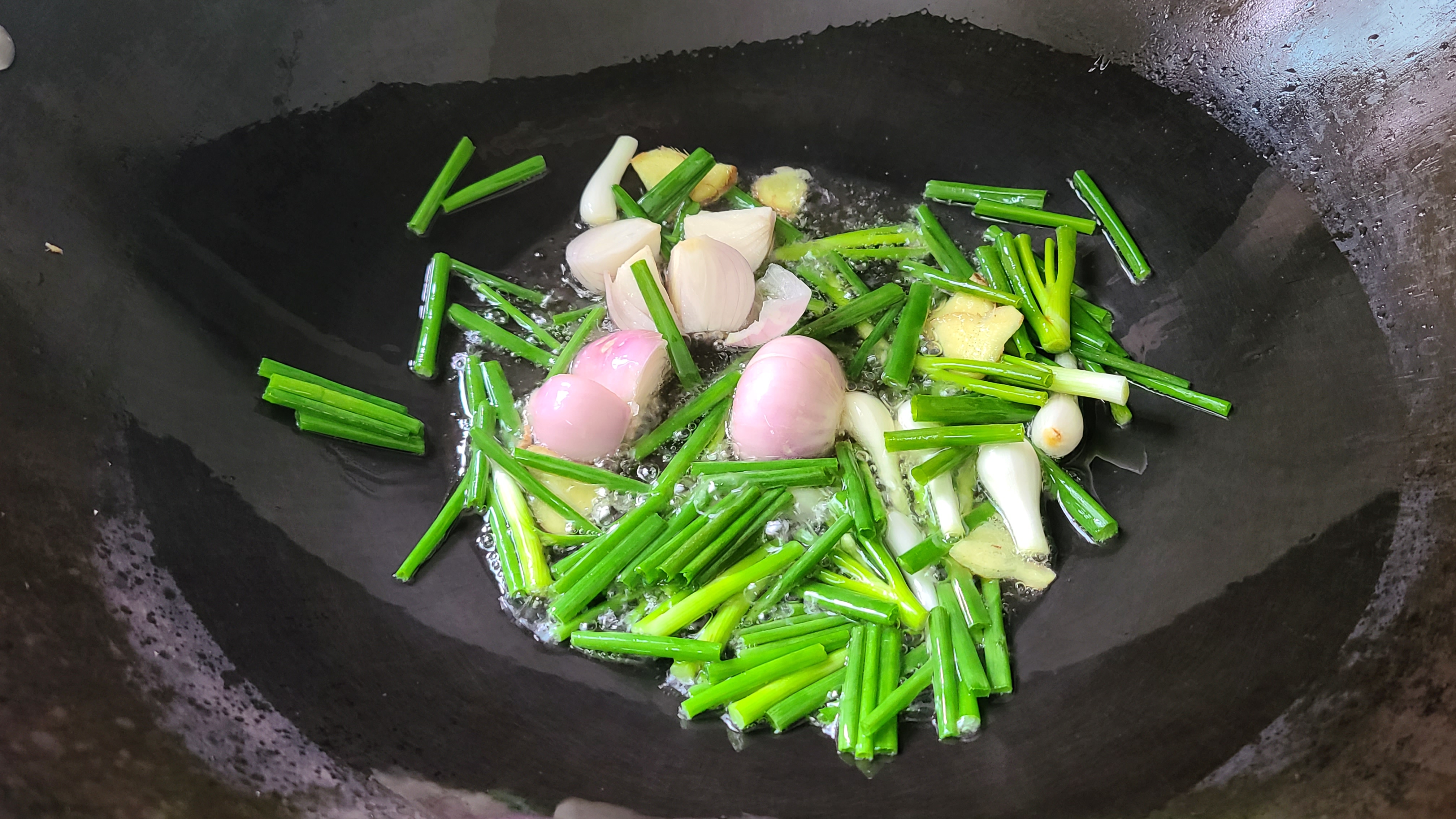 葱油鱼片，广东出了名的美食，老厨师教你做出来，简单好吃