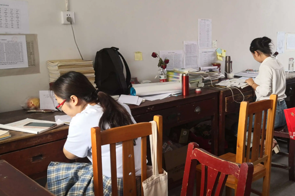 眼看转正却被挤走，私立学校老师自曝工作经历，后悔当初没去公办