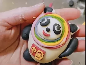 济南一村口惊现巨型冰墩墩！爆火后被村长连夜&ldquo;解救&rdquo;，网友：现在的我你高攀不起