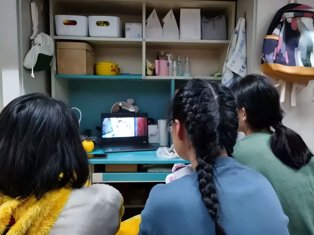 大学生宿舍装修风格走红，不接地气接“地府”，老师看后一身冷汗