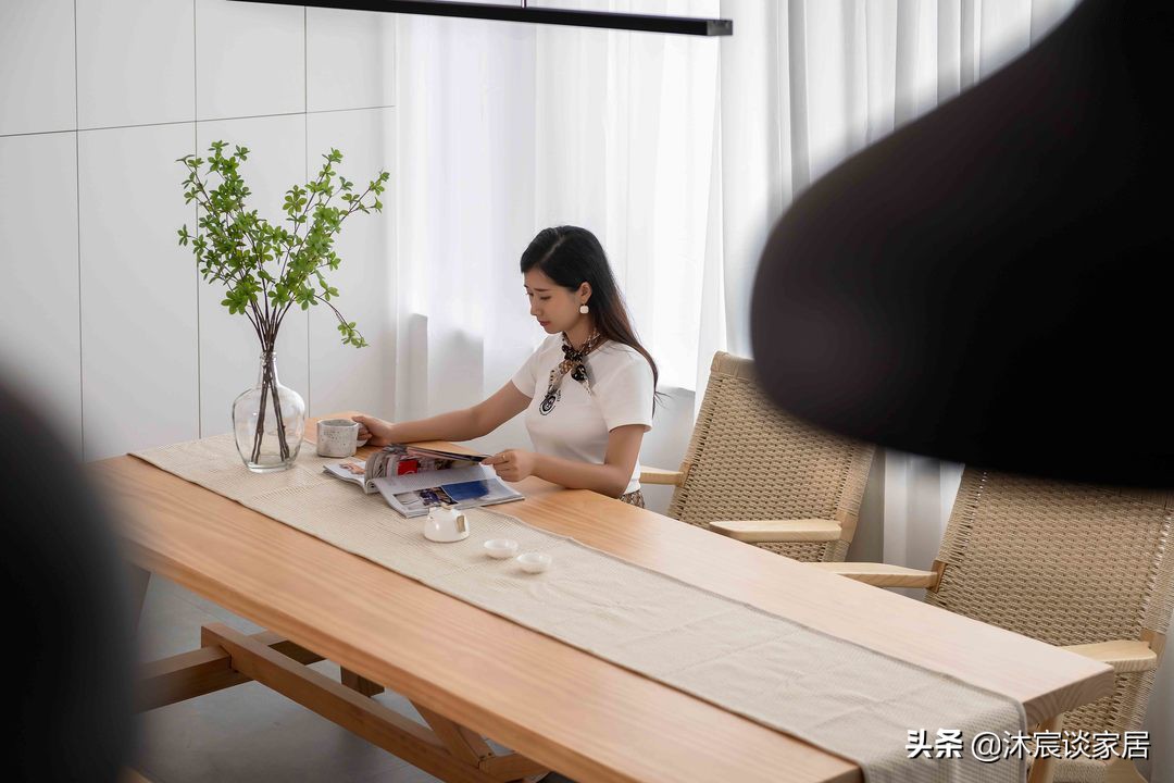 重庆夫妻的新家，因太会装修而走红，凭白墙与原木就让家温馨治愈