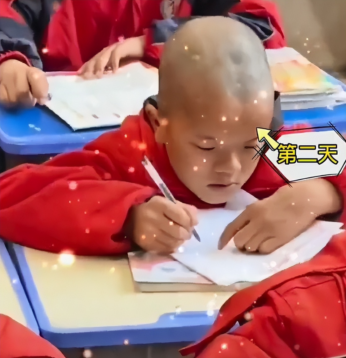 小学生顶"火鸡头"上学,不料老师通知家长,第二天就被强行干预