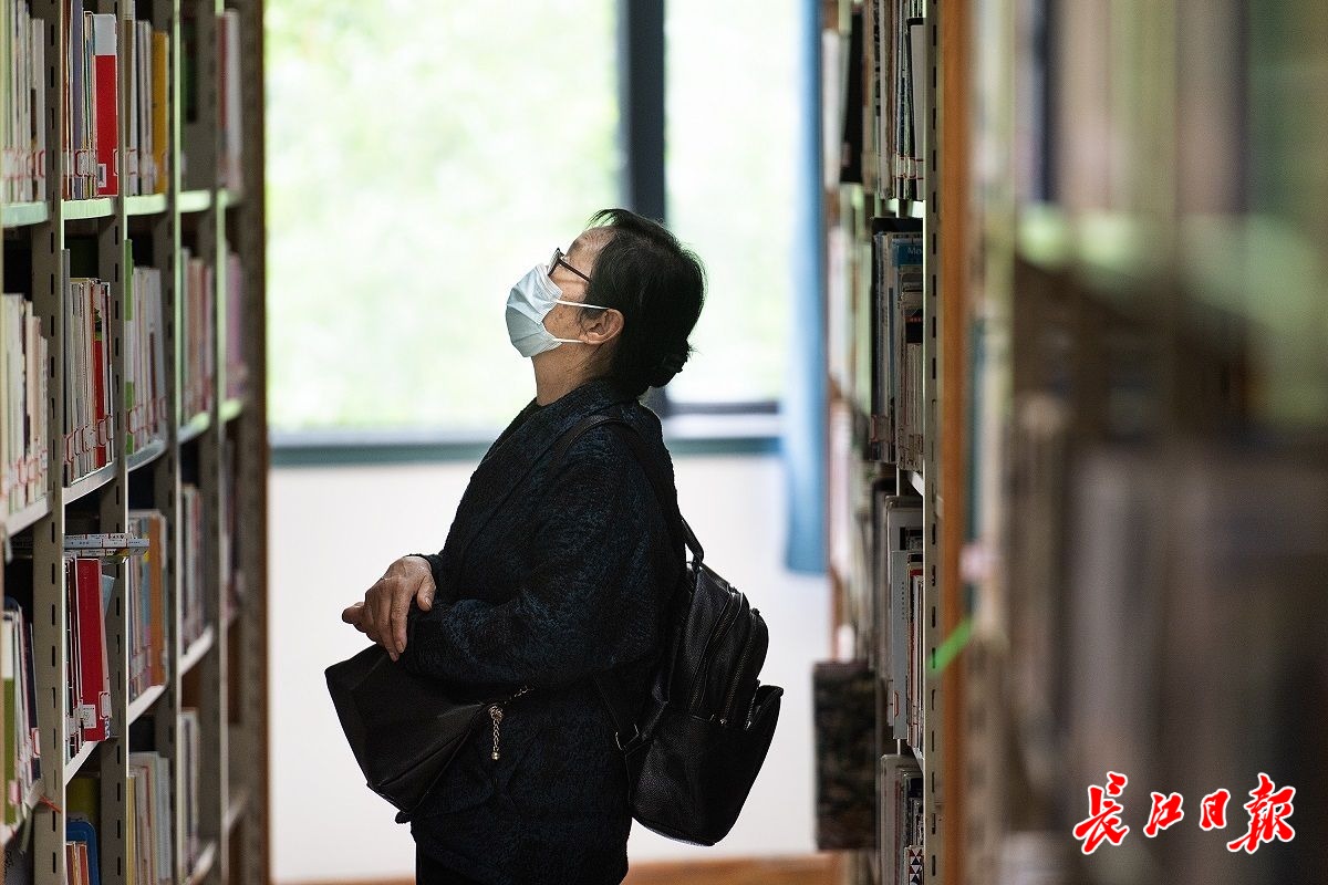 武汉图书馆恢复开放，市民徜徉书海充电