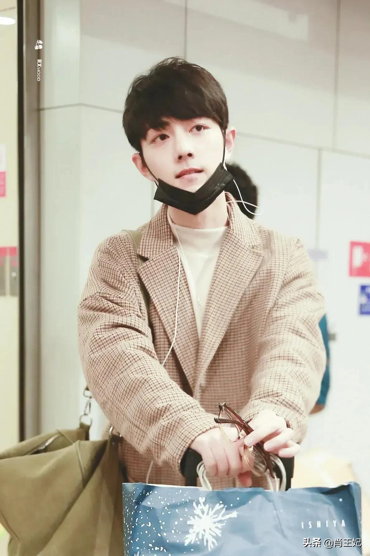 桃桃的一组生图,肖战的眼睛真好看,灵气逼人鲜花与少年绝配