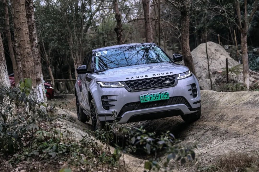 试驾揽胜极光L P300e：44万这个价，它值吗？