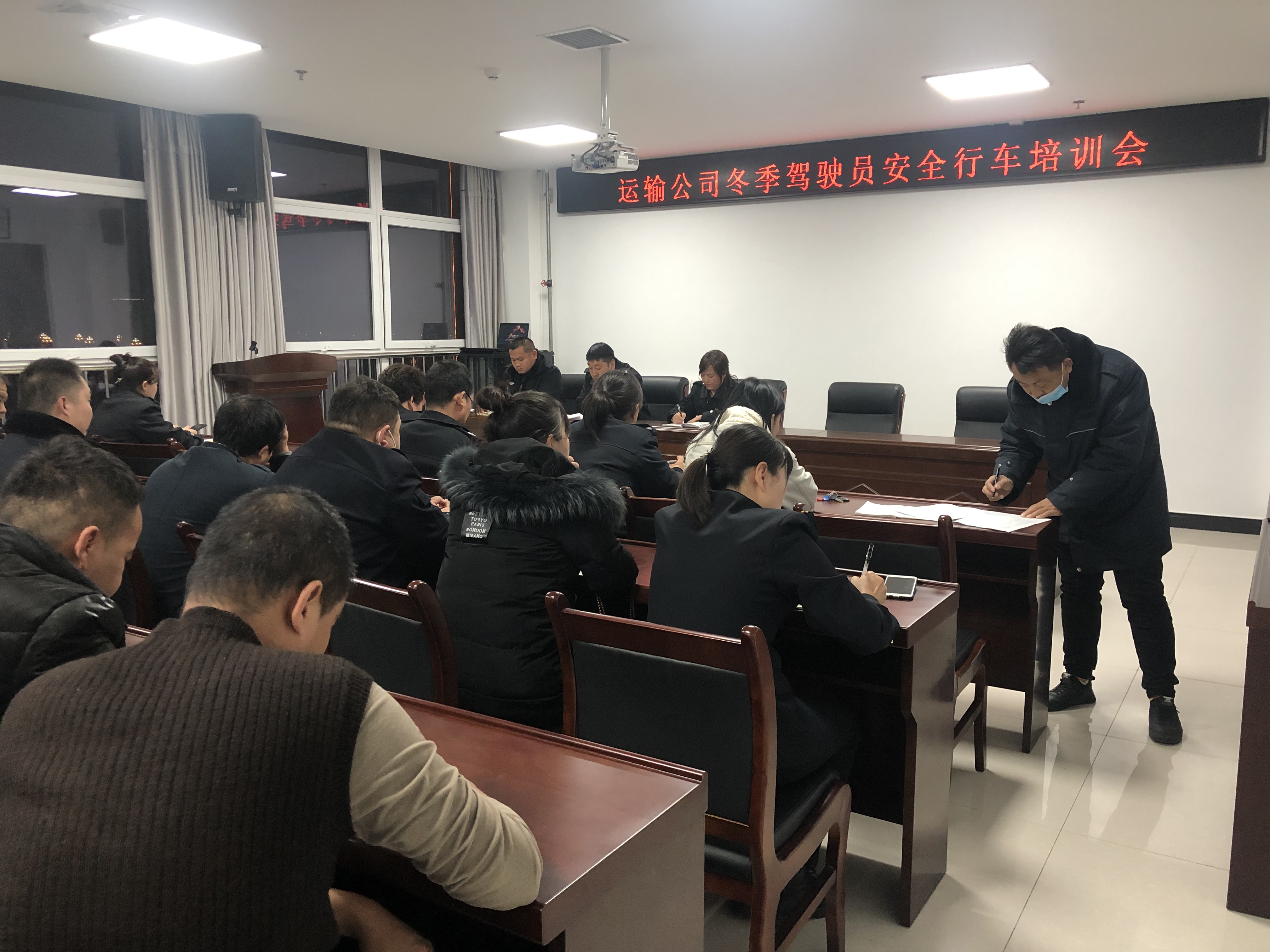 针对本次会议提出几点要求:一是要加强营运车辆安全技术性能的检测
