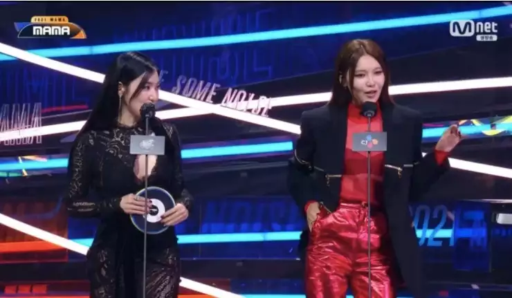 时隔10年Tiffany和秀英MAMA颁发最佳女团奖