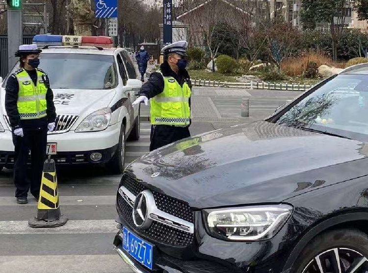 抗击疫情 | 西安雁塔交警严查严管守岗位 服务群众我先行