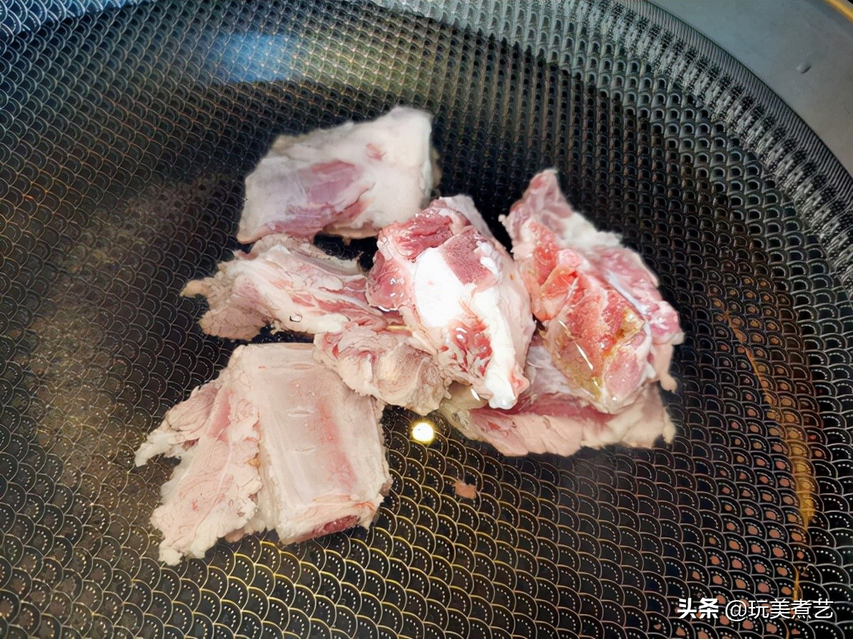 好吃到嗦手指头的南瓜、板栗围绕着排骨，就是香