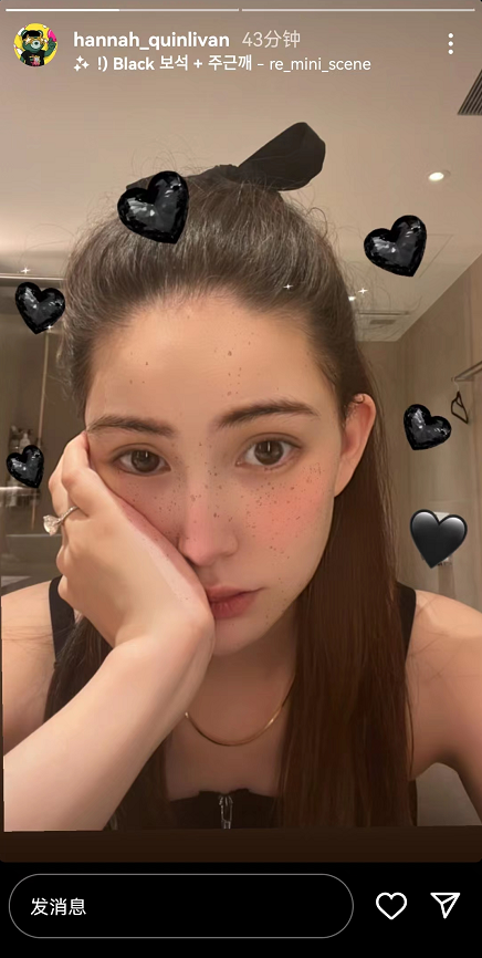 昆凌月子期间开心晒自拍，托腮卖萌少女感依旧，无名指大钻戒抢镜